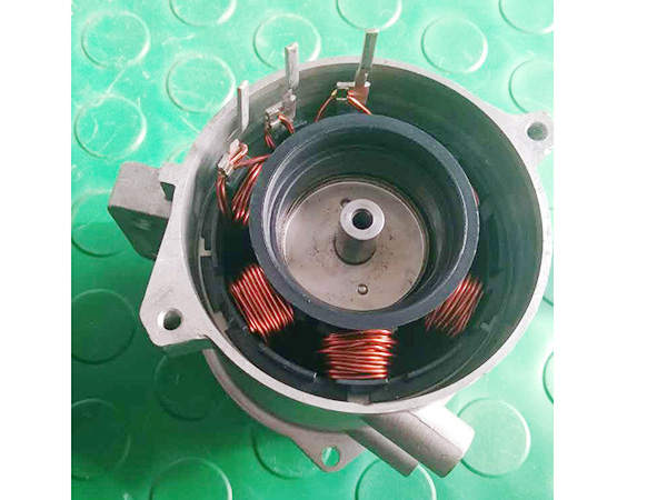 汽车发动机冷却水泵端盖装配